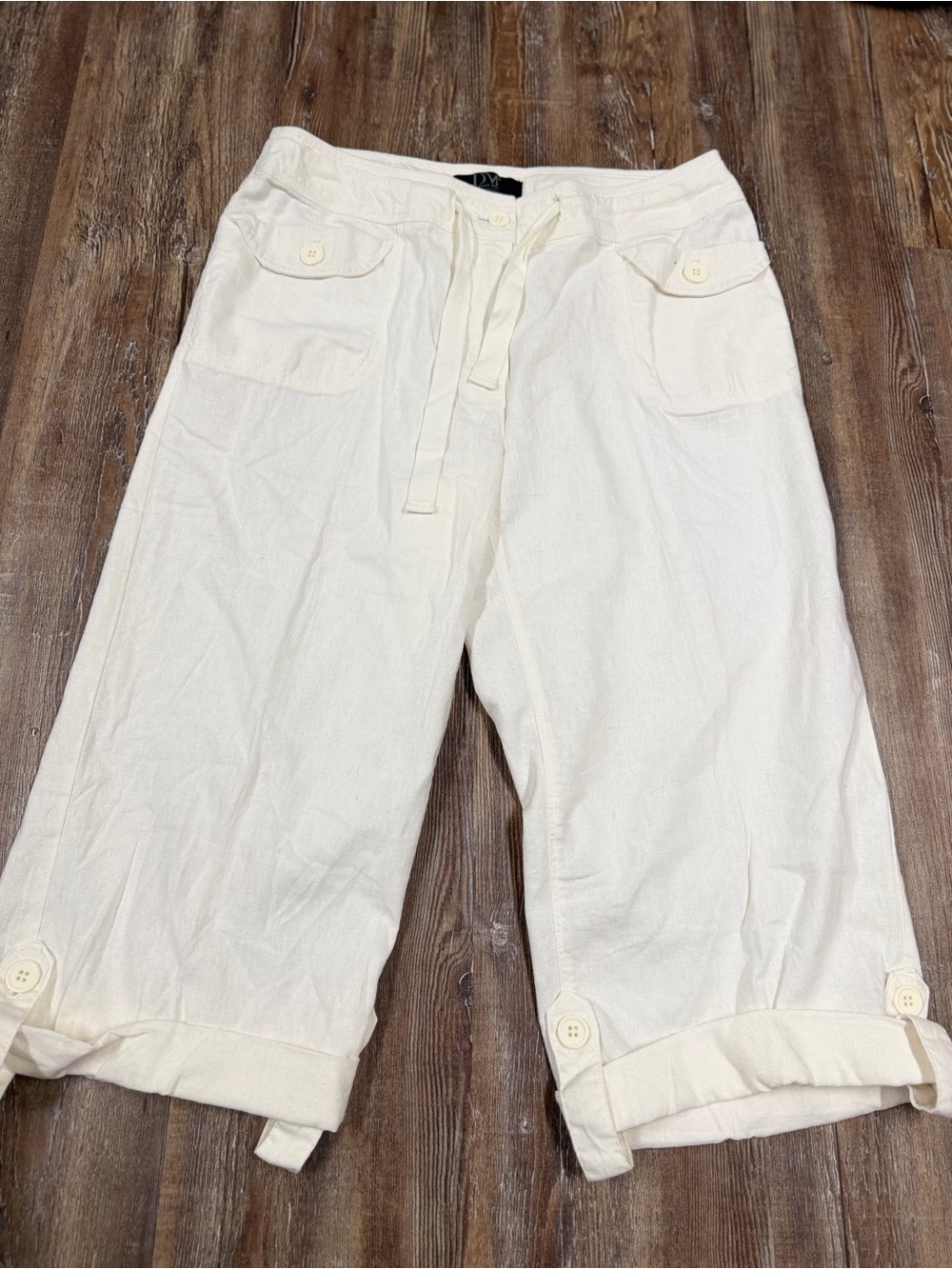 Vintage White linen capri pants with button details